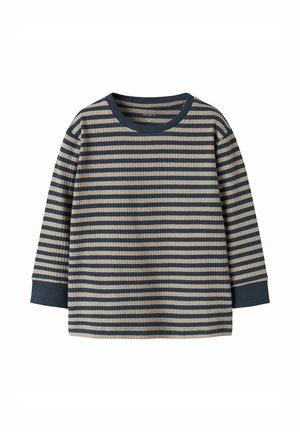 Langärmliges, geripptes Strickshirt mit horizontalen navyblauen und grauen Streifen, navyblauem Kragen und Bündchen, flach auf weißem Hintergrund ausgelegt.
