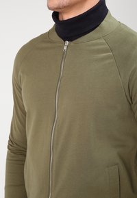 YOURTURN Bomberjacka - olive