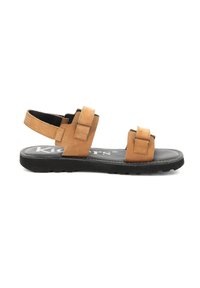 Sandal de cuero marrón con dos correas ajustables, suela de goma negra y plantillas texturizadas. Presenta costuras en contraste y un logotipo en la plantilla.