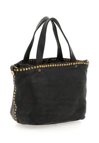 Borsa a spalla in pelle nera con due manici, decorata con piccoli chiodi rotondi dorati equamente distribuiti lungo i bordi e il bordo superiore.