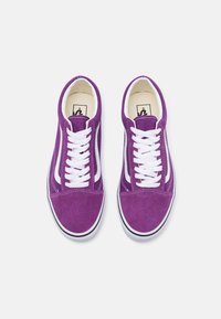 Fioletowe zamszowe sneakersy z białymi sznurowadłami i akcentami po bokach, z okrągłym czubkiem i czarną gumową podeszwą z białym wykończeniem.