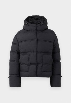 Schwarze gepolsterte Jacke mit hohem Kragen, zwei Fronttaschen und verstellbare Kapuze. Verfügt über ein gestepptes Design und gerippte Bündchen für extra Wärme.