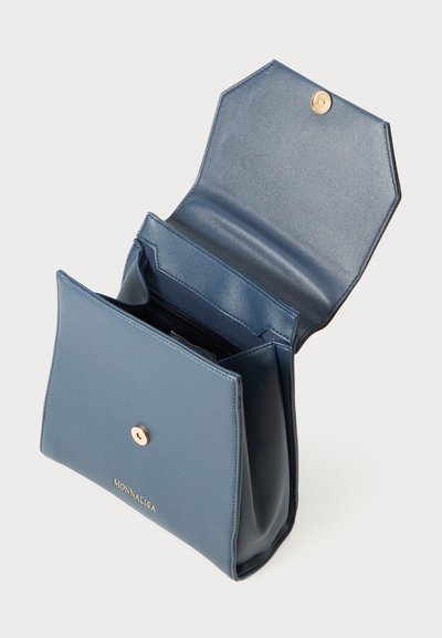 Borsa a tracolla in pelle blu con flap aperto, che mostra i compartimenti interni e la chiusura a bottone dorato sul davanti.