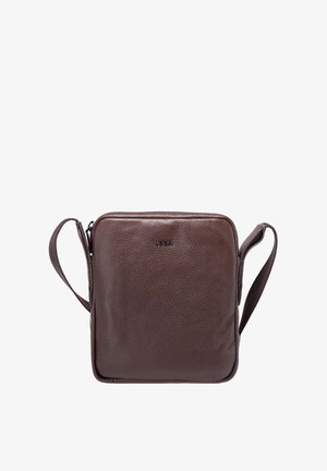 Borsa a tracolla in pelle marrone con finitura testurizzata, forma rettangolare, chiusura con cerniera e tracolla regolabile. Presenta il nome del marchio impresso sul davanti.