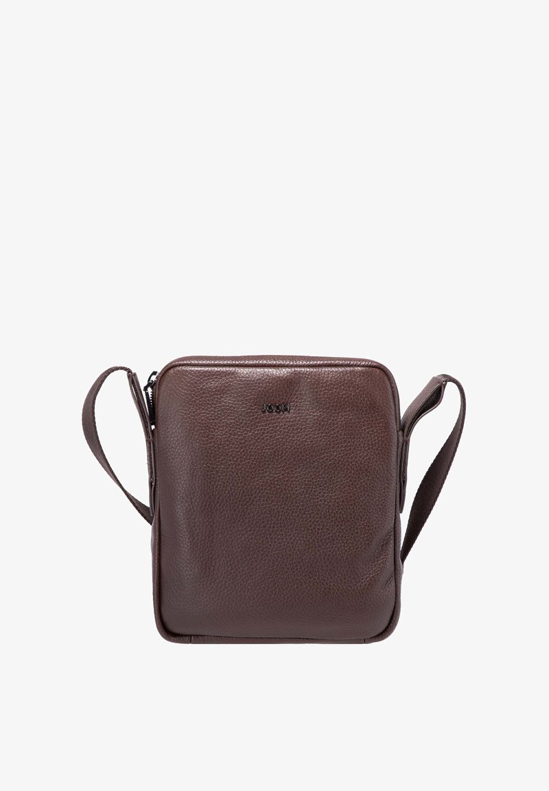 Hnedá kožená kabelka cez rameno so štruktúrovaným povrchom, obdĺžnikového tvaru, so zipsovým uzáverom a nastaviteľným remienkom. Na prednej strane je vyrazené meno značky.