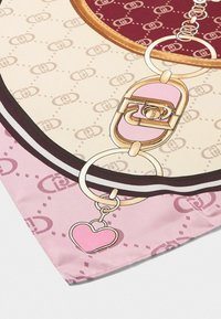 Foulard in seta con un ciondolo a forma di cuore rosa, accessori in oro e un design stampato colorato con motivi intrecciati e bordi a contrasto.