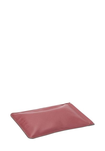 Pochette en cuir, forme rectangulaire, couleur rose profond, surface texturée, bord gris contrastant, logo en relief sur un côté.