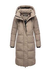 Beige pufferjakke med hætte, der har en quiltet design, frontlynlås og snorede detaljer. Har en afslappet fit til knæ længde.