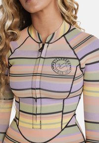 Muta a maniche lunghe con zip frontale, caratterizzata da un motivo a strisce pastello in tonalità di viola, rosa, verde e giallo; patch con marchio sul petto.