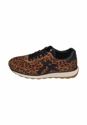 Low-top sneaker met bruine en zwarte luipaardprint, zwarte veters, zwart logo aan de zijkant en witte zool met een bruin profiel.