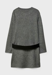 Sivý sveter s dlhými rukávmi, okrúhlym výstrihom a čiernym látkovým opaskom v páse. Mäkko pôsobiaca textúra s jednoduchým dizajnom.