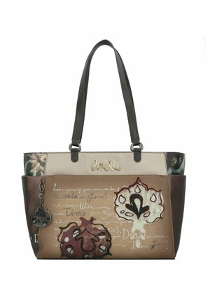 Braune, beige und grüne Handtasche mit floralen Designs, strukturierten Paneelen und silbernem Zubehör. Enthält Sprüche und einen dekorativen Anhänger.