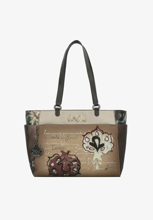 Bruine, beige en groene handtas met bloemenpatronen, geprofileerde panelen en zilveren hardware. Bevat zinnen en een decoratieve hanger.