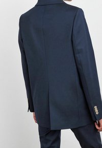 Námořnická sako, s přizpůsobeným designem, jednobodychý rozparek, s vykrojenými klopami a čtyřmi knoflíkovými detaily na manžetách, vyrobené z texturované látky.