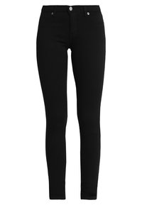 Jeans negros ajustados hechos de una tela elástica con una textura suave, que cuentan con un cierre de botón y un diseño de cinco bolsillos.