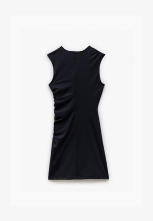 Marineblå ærmeløs kjole med rund halsudskæring, der har drapering langs siden og en diskret lynlås i ryggen. Glat stof.