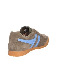 Sneaker in camoscio marrone con strisce blu, suola in gomma, design a profilo basso e punta arrotondata. Presenta una parte anteriore con lacci e cuciture texture.