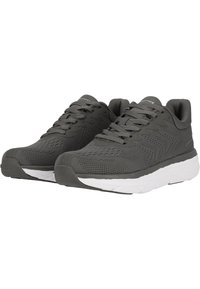 Graue Sportschuhe mit einem atmungsaktiven Mesh-Obermaterial, strukturiertem Design, verstärkter Zehenkappe und einer weißen, gepolsterten Sohle für Unterstützung.