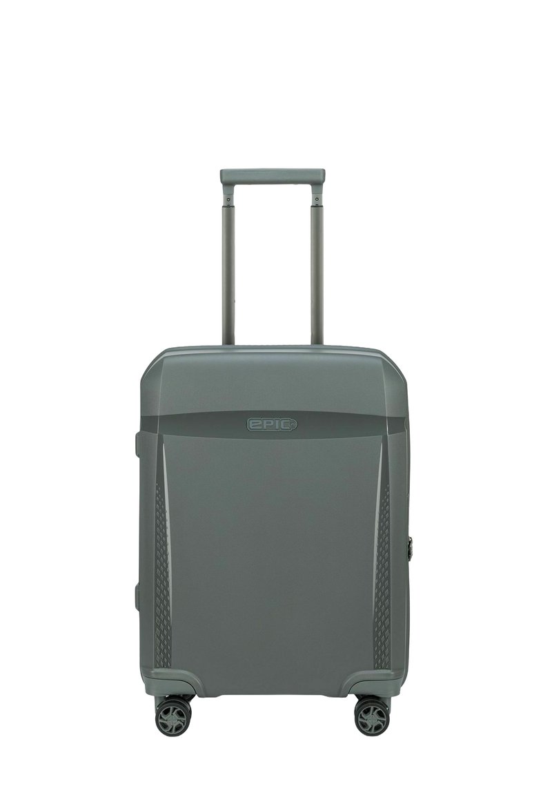Grijze harde koffer met een uitschuifbare handgreep, textuuraccenten aan de zijkant en vier wielen voor mobiliteit. Het merk EPIC is aan de voorkant te zien.