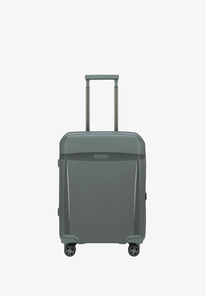 Grijze harde koffer met een uitschuifbare handgreep, textuuraccenten aan de zijkant en vier wielen voor mobiliteit. Het merk EPIC is aan de voorkant te zien.