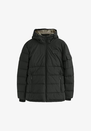 Zwarte pufferjas met een capuchon, gewatteerd ontwerp, twee voorzakken met rits en een zak op de linkerarm. Binnenvoering van beige stof.