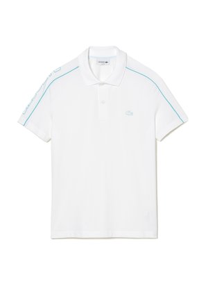 Weißes Poloshirt mit kurzen Ärmeln und hellblauen Paspeln an Schultern und Ärmeln, mit kleinem Krokodil-Logo auf der linken Brust.