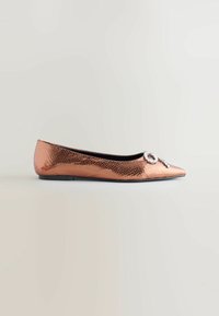Ballerine en or rose avec une finition texturée et brillante, un bout pointu et un accent décoratif en rhinestones sur le dessus.