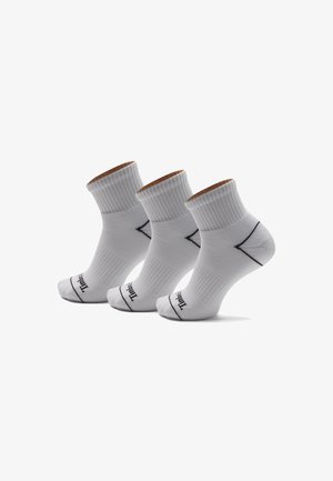 Weiße Baumwollsocken im Crew-Stil mit geripptem Muster, verstärkter Ferse und Zehen sowie einem Logo, das am Bündchen aufgedruckt ist. Drei Paare nebeneinander dargestellt.