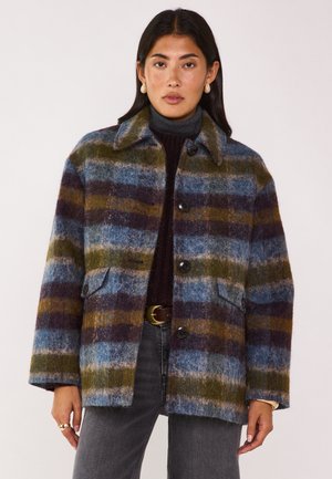 Giacca in misto lana a quadri con strisce blu, verdi e borgogna, chiusura a bottoni e tasche laterali. Collo classico e vestibilità comoda.