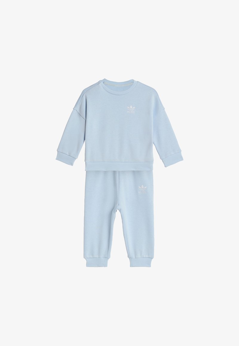 Svijetloplavi Adidas dječji trenirka s dugačkom majicom s kapuljačom i odgovarajućim hlačama, s bijelim Adidas logotipima na prsima i bedru.