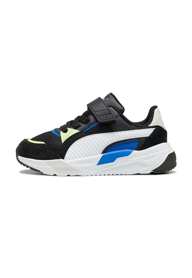 Sneakers atletici neri con materiali in rete e sintetici, con accenti bianchi e blu, una fibbia in velcro e una suola in gomma testurizzata.