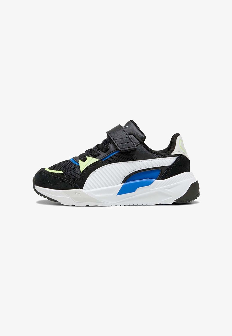 Sneakers atletici neri con materiali in rete e sintetici, con accenti bianchi e blu, una fibbia in velcro e una suola in gomma testurizzata.