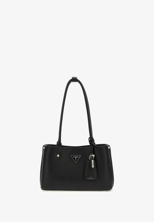 Sac fourre-tout en cuir noir avec poignées doubles, quincaillerie en argent, emblème de logo et une étiquette attachée pour un détail supplémentaire. Surface texturée.