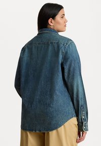 Lauren Ralph Lauren Woman CLASSIC FIT DENIM SHIRT - Chemisier - haze wash