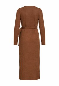 Robe longue en tricot marron avec manches longues, col arrondi et ceinture nouée à la taille, présentant une silhouette droite et une longueur mi-mollet.