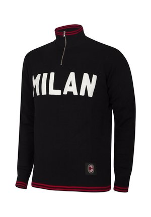 Zwarte trui met lange mouwen en halve rits, rode gestreepte kraag en manchetten, "MILAN" in witte letters op de borst en een klein logoplaatje bij de zoom.