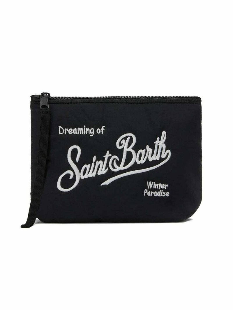 Bustina di tessuto nero con chiusura a zip, con testo ricamato bianco che recita "Sognando il paradiso invernale di Saint Barth." Include una cinghia laterale.
