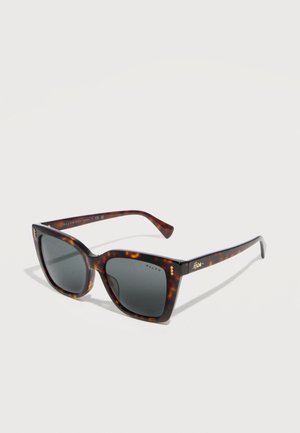 Firkanterede solbriller med skildpadde-mønster, mørke glas og gyldent "Ralph"-logo på stængerne, vist mod en hvid baggrund.