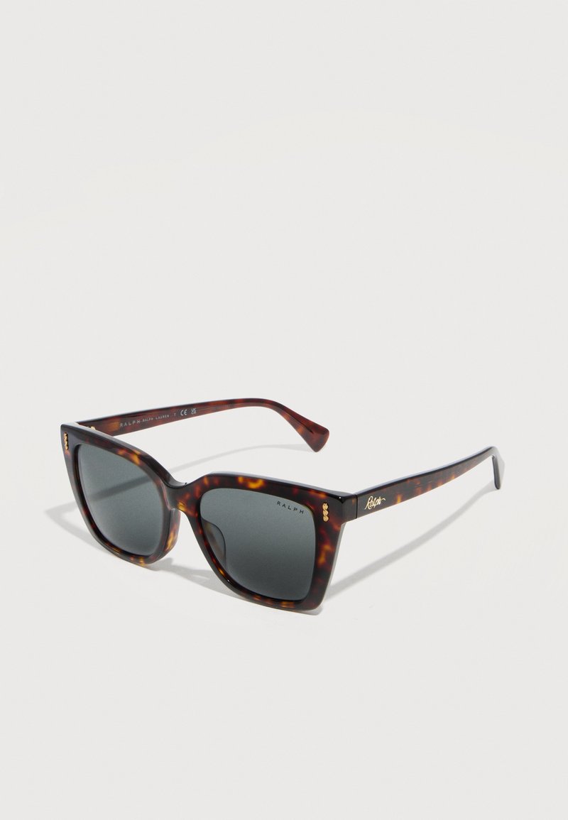 Τετράγωνα γυαλιά ηλίου με σχέδιο ζουρλοχελώνας, σκούρους φακούς και χρυσό λογότυπο «Ralph» στα μπράτσα, εμφανιζόμενα σε λευκό φόντο.