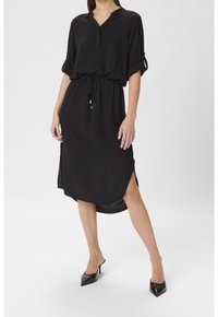 Abito midi nero con scollatura a V, maniche corte arrotolate, vita regolabile con lacci, spacchi laterali e texture del tessuto liscia.