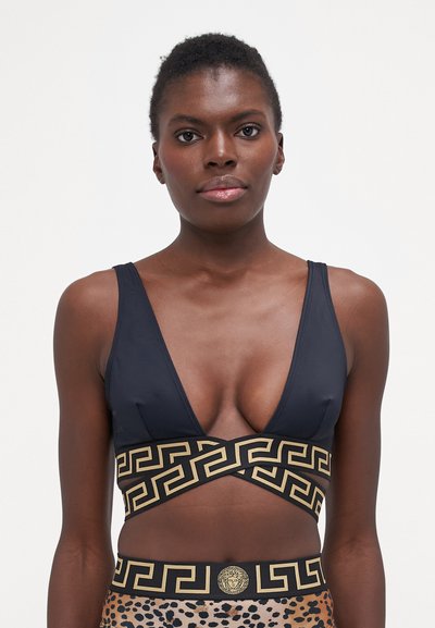 Sort bikini-top med en dyb udskæring og et guld græsk nøgle mønster rundt om båndet, med en glat tekstur og minimal hardware.