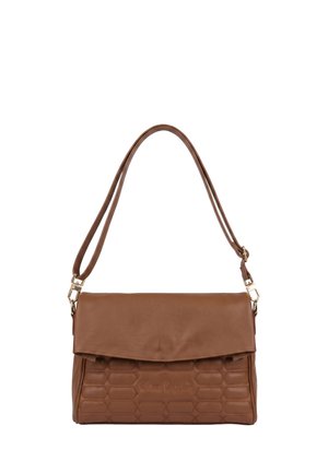 Borsa a tracolla in pelle marrone con chiusura a patta, sezione inferiore trapuntata e tracolla regolabile con ferrature dorate.