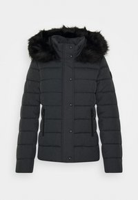 Veste d'hiver matelassée noire avec boutons sur le devant, poches zippées et capuche bordée de fausse fourrure noire.