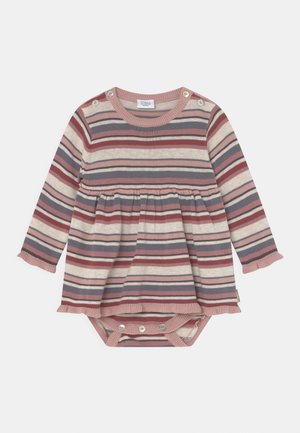 Gestreiftes Langarmbabykleid in Rosa, Creme und Grau. Verfügt über Druckknopfverschlüsse an den Schultern, eine geraffte Taille und einen Druckknopfverschluss im Schritt für einfaches Ankleiden.