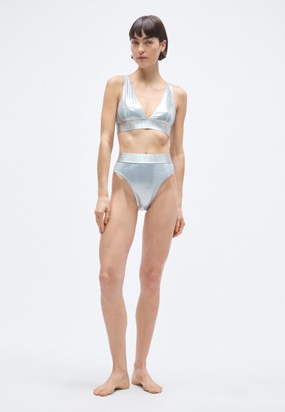 Strieborný metalický bikiny set s hlbokým podprsenkovým topom a nohavičkami s vysokým pásom, oba s hladkou, lesklou textúrou a minimalistickým dizajnom.
