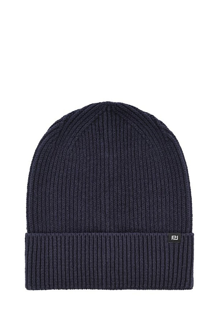 Granatowa dziana czapka beanie o ribbowanej strukturze, z podwyższonym mankietem i małą metką z logo z boku. Cylindryczny kształt.