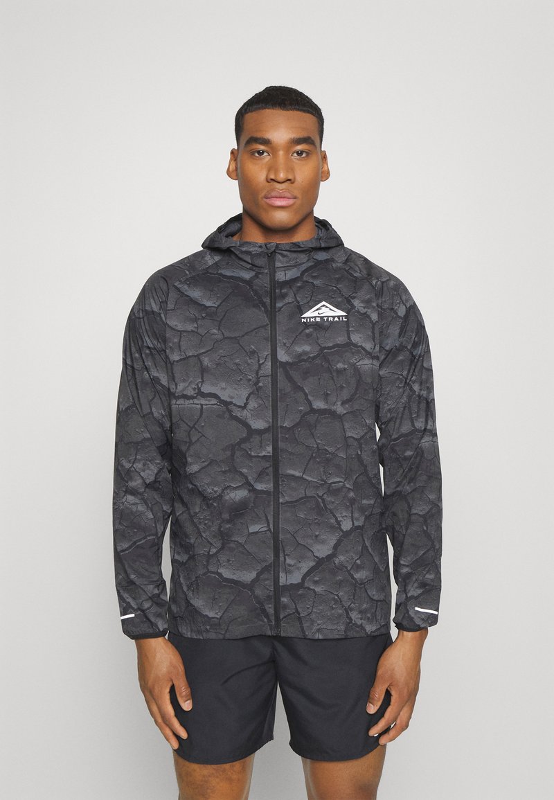 Nike Performance M NK TRAIL LTWT JKT AOP - Veste de running - medium ash/black/(white 