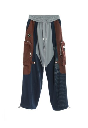 Pantalones cargo en azul marino y gris, con acentos marrones, múltiples bolsillos con cremallera, cintura elástica y detalles estampados.