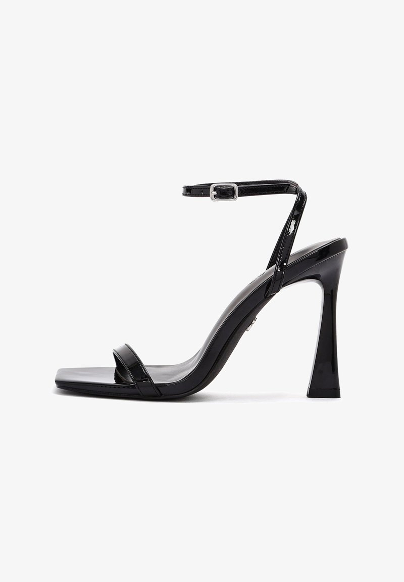 Schwarze Lackleder-Pumps mit hoher Absatzhöhe, quadratischer Zehenpartie, schmalem Knöchelriemen und glänzendem Finish, ausgestattet mit einem Stiletto-Absatz.