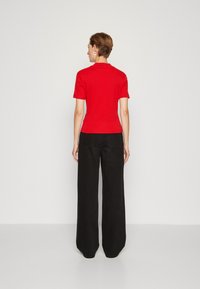 Tommy Hilfiger SLIM CODY CROP MOCK - Camiseta básica - fierce red